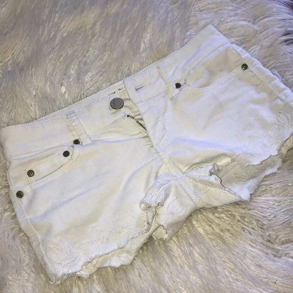 !! Floral White Shorts !!